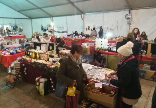 O mercado artesanal de Ordes marca o inicio do programa de Nadal organizado polo Concello